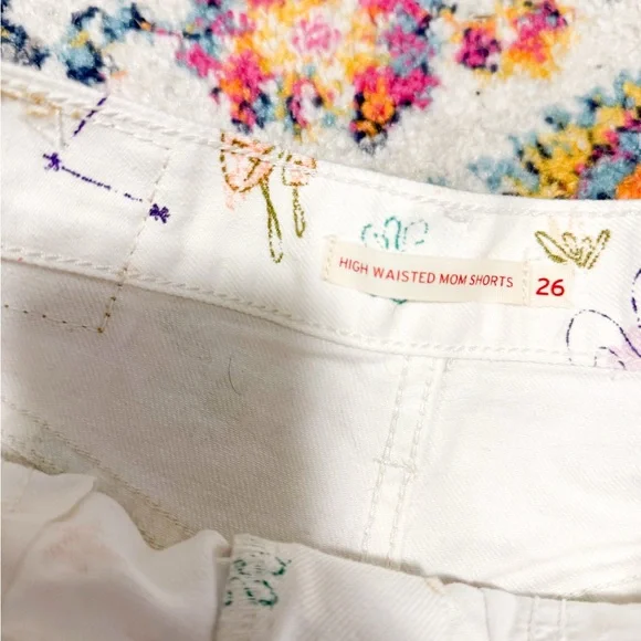Levi’s High Waisted Space Doodle Mom Shorts - Picture 10 of 10